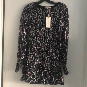 Beautiful cocktail dress! Form fitting and flirty.